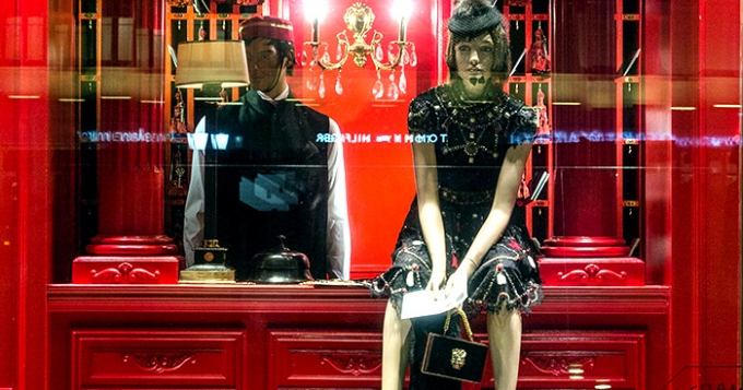 Аристократическая сказка в новогодних витринах ЦУМа и ДЛТ
