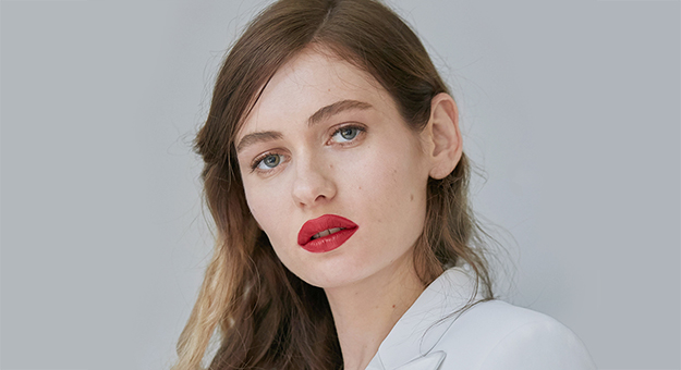 Косметичка певицы Луны. «Я еще на пути к идеальному веганству»