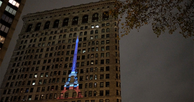 Проекция Эйфелевой башни на Флэтайрон-билдинг в Нью-Йорке