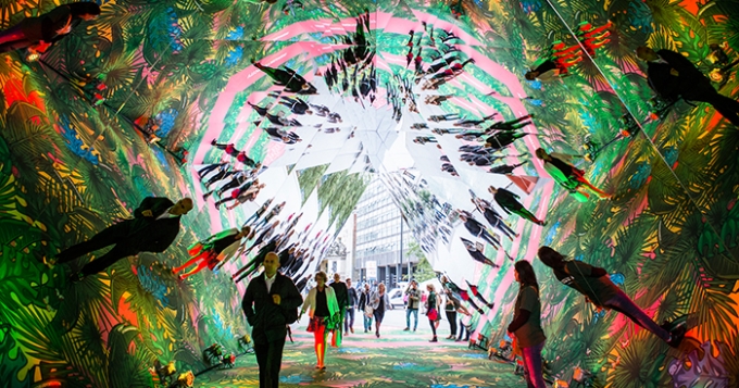Разноцветные джунгли появились на улицах Лондона