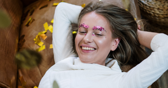 Пайетки на губах, детство в волосах и другие тренды с недель моды, которые легко освоить в локдаун