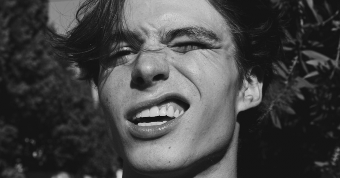 Как отбелить зубы — и можно ли это сделать самостоятельно