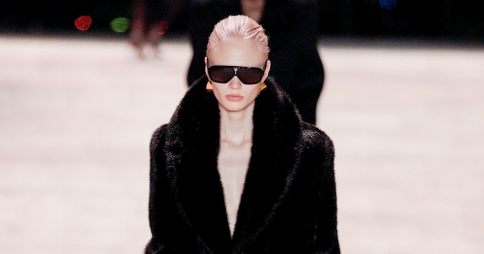 Коллекция Saint Laurent осень-зима 2022 посвящена активистке 1920-х годов Нэнси Кунард