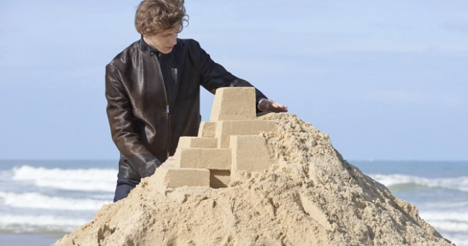 Hermès учат делать замки из песка, танцевать и носить шарфы