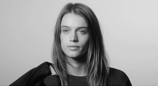 Модели пытаются правильно произнести Peuterey