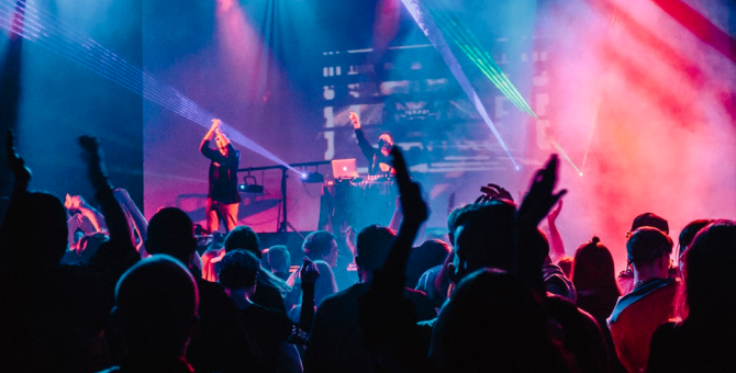 Российские власти планируют разрешить концерты в сентябре