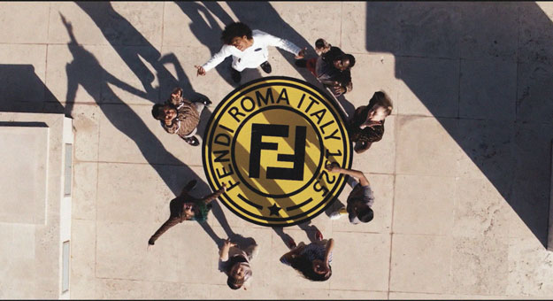 Танцевальный баттл на римской крыше в новом видео Fendi