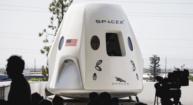 SpaceX анонсировала дату запуска первого корабля с экипажем