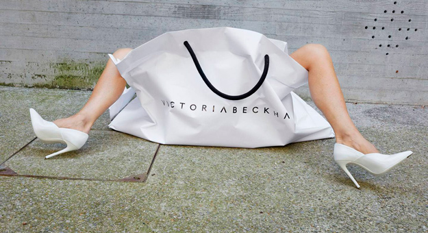Виктория Бекхэм выпустила ироничные футболки в честь 10-летия своего бренда