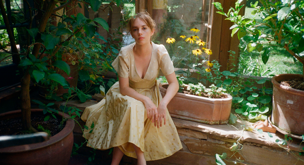 Дочь Умы Турман позирует в купальниках и пышных платьях в новом лукбуке Zac Posen