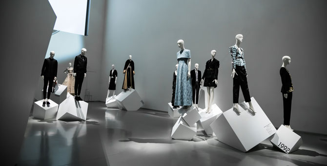 В Главном штабе Эрмитажа открылась выставка с архивными вещами Givenchy, Miu Miu и Brioni