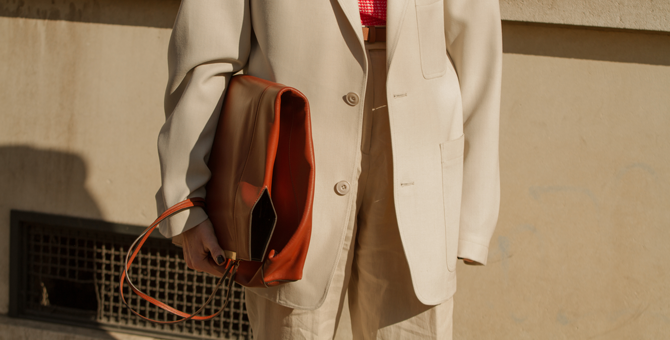 Остроносые кроссовки и костюмы из кожи: что носят на Неделе моды в Париже