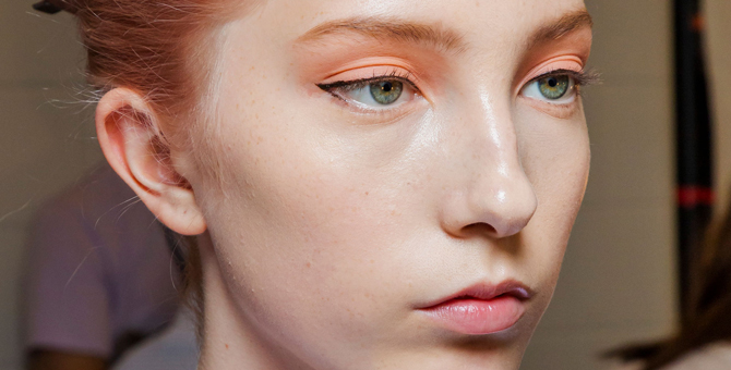 Широкие брови, веснушки и другие бьюти-тренды весны