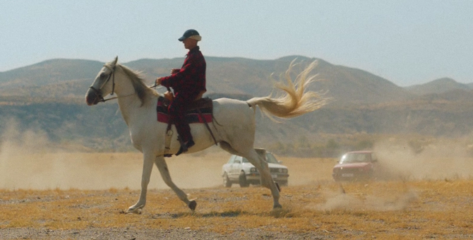 Лошади и автомобили из 90-х в видеолукбуке коллекции Palace x Ralph Lauren