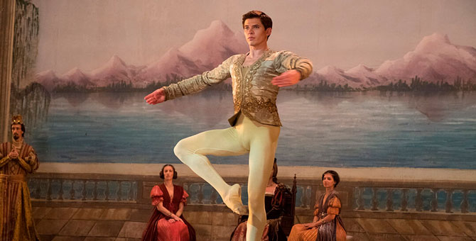 Стала известна дата российской премьеры фильма Рэйфа Файнса о Рудольфе Нурееве