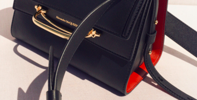 Alexander McQueen представил новую линию сумок The Story Bag