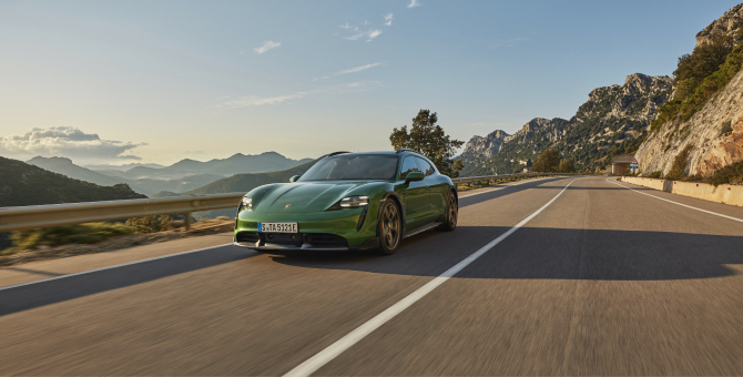 Porsche представил новый универсальный электрокар Taycan Cross Turismo