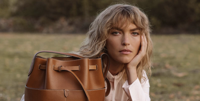 Дизайнер Аня Хиндмарч выпустила коллекцию биоразлагаемых сумок