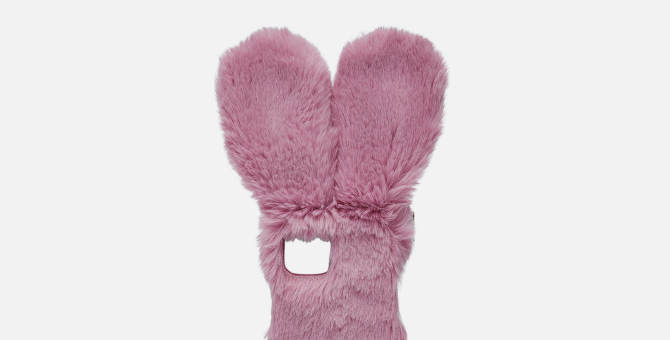 Balenciaga выпустил пушистый чехол для iPhone с кроличьими ушами и хвостом