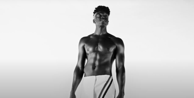 Певец Мозес Самни исполнил олимпийский гимн в новом видео Thom Browne