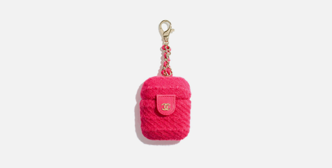 Chanel выпустил чехлы для AirPods из твида и стеганой кожи