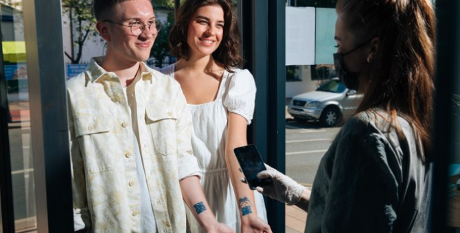 Москвичам предлагается посещать кафе и рестораны по временной татуировке с QR-кодом