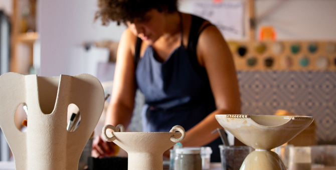 Художница Анн Агбаду-Массон сделала коллекцию ваз для Dior