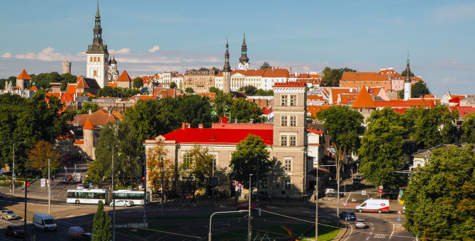 Власти Эстонии разрешили въезд россиянам с прививкой от COVID-19