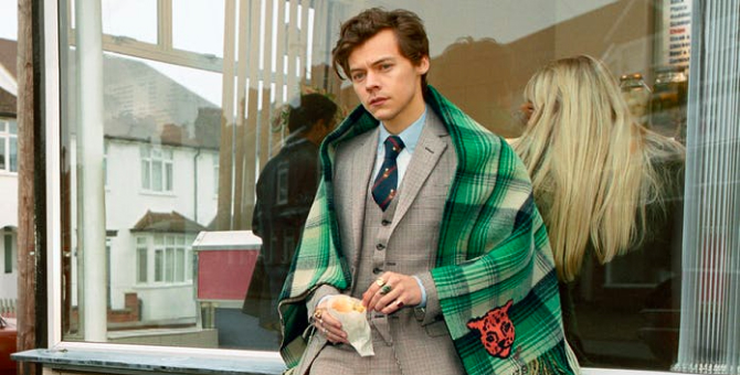 Гарри Стайлз изобразил песика в новом выпуске «Saturday Night Live»