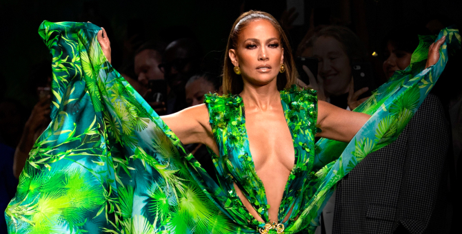 Новую версию зеленого платья Дженнифер Лопес от Versace можно купить