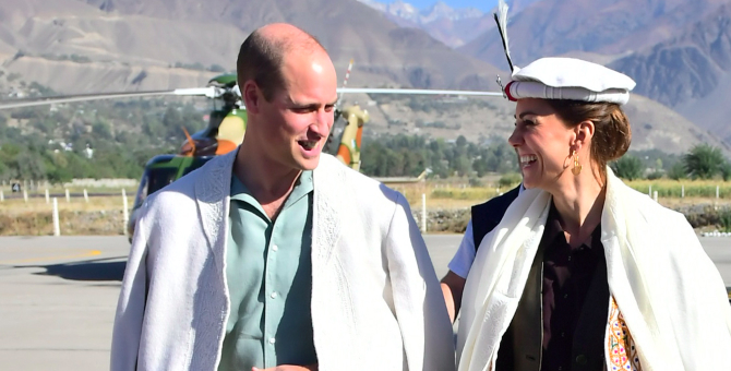 Кейт Миддлтон и принц Уильям примерили традиционные костюмы во время визита в Пакистан