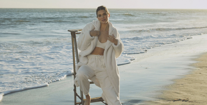 Кендалл Дженнер представила новую коллекцию верхней одежды бренда Alo Yoga