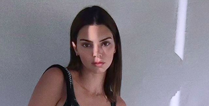 В новой кампании Burberry снялись две Кендалл Дженнер — настоящая и виртуальная