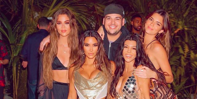 Островная вечеринка по случаю дня рождения Ким Кардашьян породила целую серию мемов