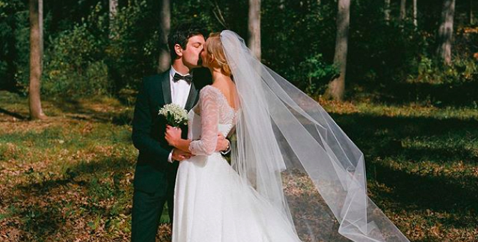 Карли Клосс поделилась видео о создании ее свадебного платья