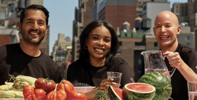 Героев новой благотворительной кампании Michael Kors отобрали сотрудники и друзья бренда