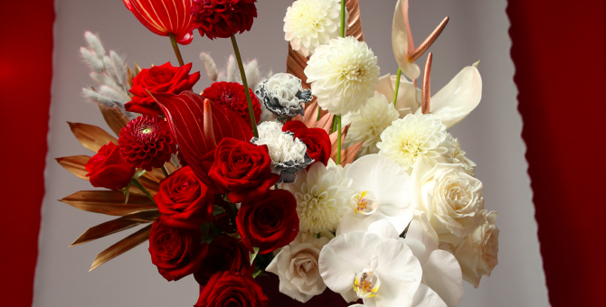 Флористы студии Lacy Bird создали букеты в стиле знаменитых дизайнеров и модных брендов