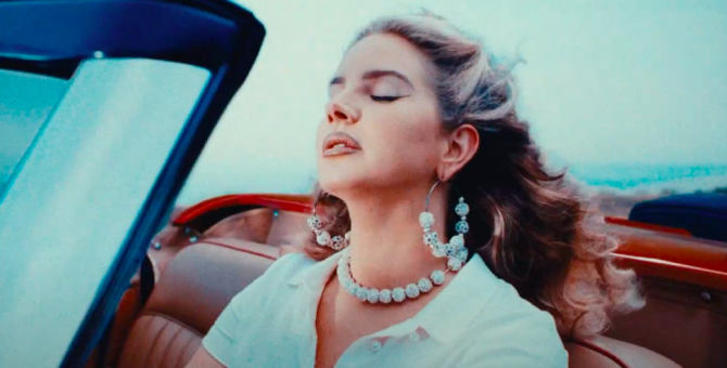Лана Дель Рей катается на ретро-автомобиле и становится оборотнем в клипе «Chemtrails Over the Country Club»
