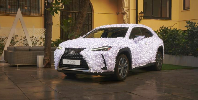В Испании представили Lexus UX, покрытый тысячами бумажных лепестков