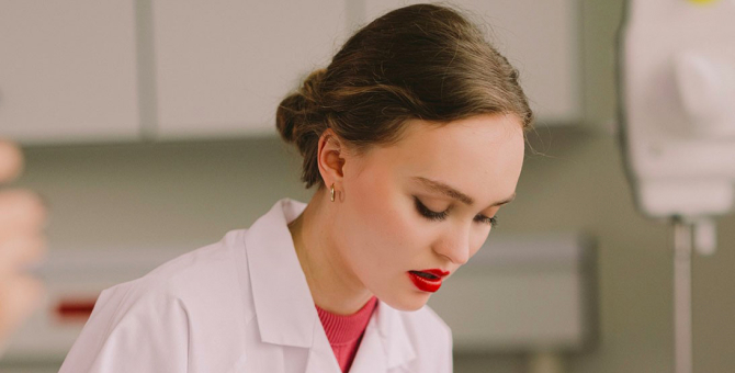 Лили-Роуз Депп прорекламировала новую помаду Chanel в образе лаборантки