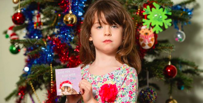 Девочка из Лондона нашла на рождественской открытке просьбу о помощи от китайских заключенных