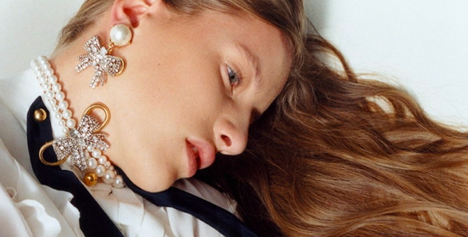 Лотта Волкова стилизовала съемку украшений для Miu Miu