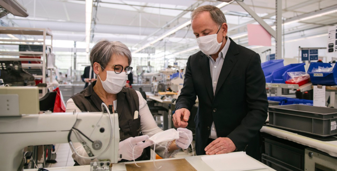 В мастерских Louis Vuitton начали шить защитные маски