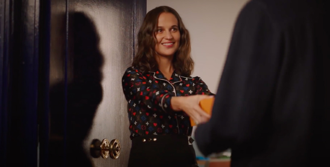 Алисия Викандер упаковывает и дарит подарки в праздничном видео Louis Vuitton