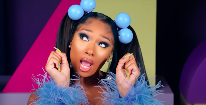 Megan Thee Stallion изображает ожившую куклу в клипе на трек «Crybaby»