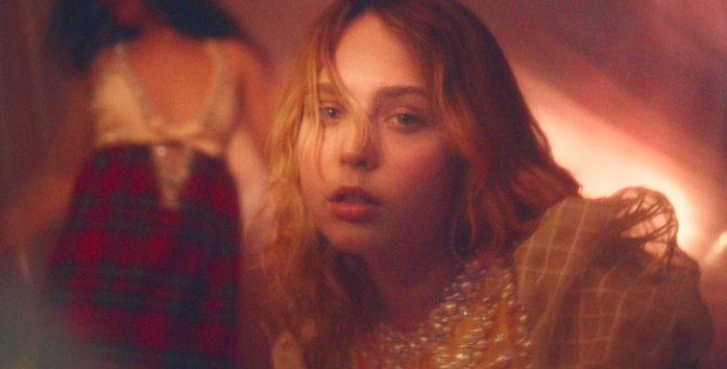 Miu Miu показал кампанию новой предосенней коллекции