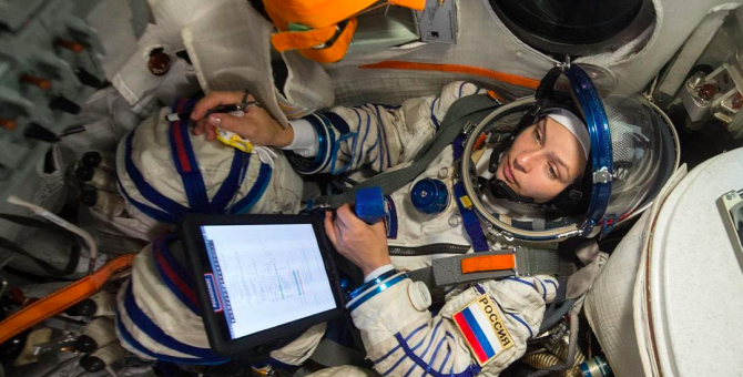 Юлия Пересильд показала, как она готовится к съемкам фильма «Вызов» в космосе