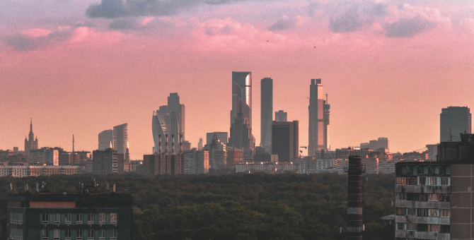 Власти Москвы переводят студентов на дистанционку и закрывают ночные клубы