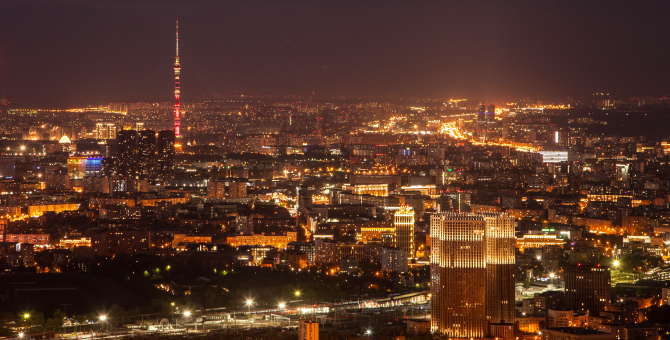 Власти Москвы не планируют закрывать бары и рестораны на ночь — вопреки рекомендациям Роспотребнадзора