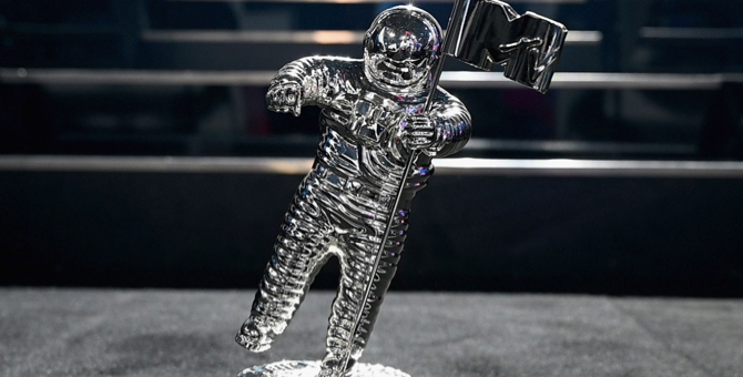 Билли Айлиш, Тейлор Свифт и Ариана Гранде получили премии MTV Video Music Awards